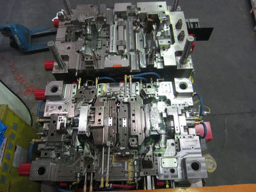 Lo stampaggio ad iniezione di plastica con materiale TPU+PA66, le parti utilizzate nell'automobile sistema.