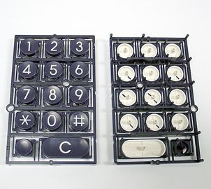 Il processo dello stampaggio ad iniezione del doppio della tastiera del telefono parte in bianco e nero