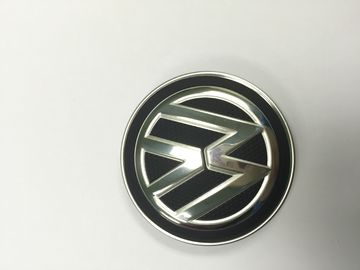 Stampaggio ad iniezione di plastica di logo di Volkswagen con PA66 + metallo nel campo del logo dell'automobile