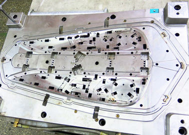 Stampaggio ad iniezione di plastica con il materiale dei pp, le parti utilizzate nel giacimento dell'automobile.