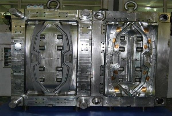 Stampaggio ad iniezione di plastica automobilistico per la muffa calda materiale del corridore dei ricambi auto PA66 GF30